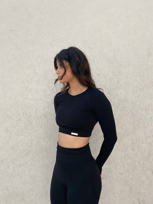 black workout top.Mid Crop Top Thumbholes Ruched detail to centre chest